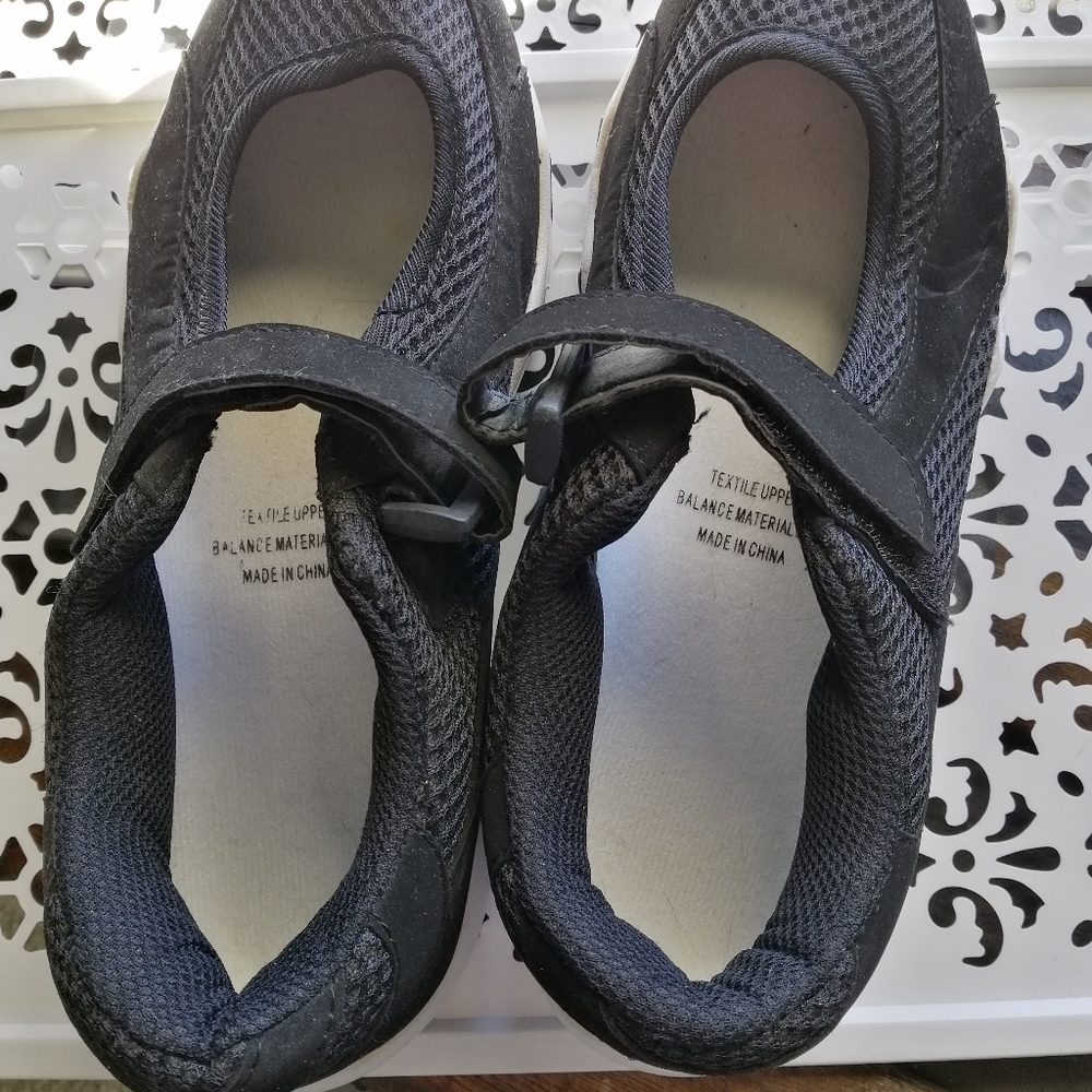 Black/white MaryJane's - 7W